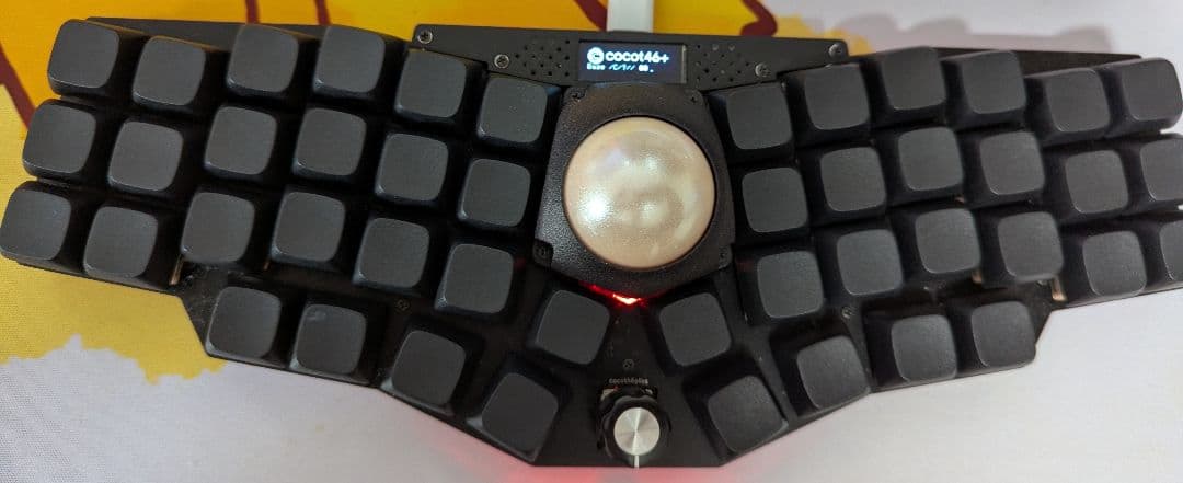 cocot46plus完成品、スイッチ、キャップ、ボール付き 念願だったトラックボール一体型キーボード、cocot46plusを組み上げる